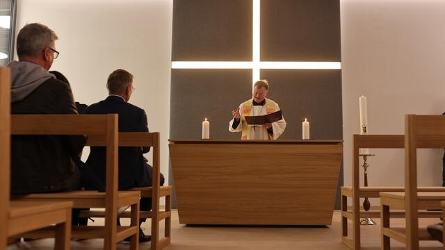 Der Linzer Diözesanbischof Manfred Scheuer in der LASK-Kapelle. | Foto: LASK