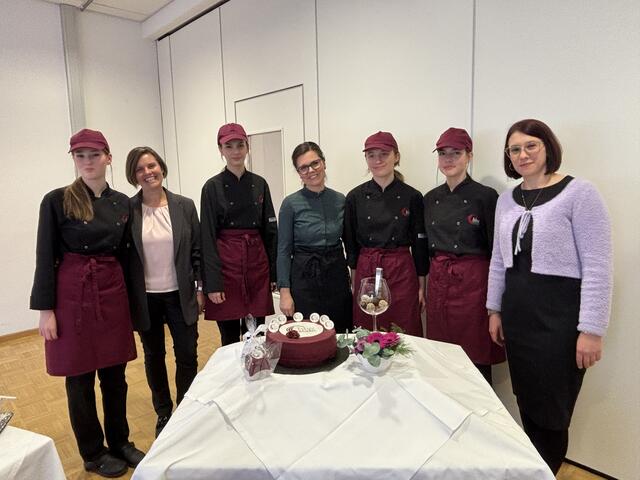 Sie können stolz auf ihr Werk sein: Schülerinnen der HLW-St. Veit mit Direktorin, Fachlehrerin und Fachvorständin. | Foto: MeinBezirk