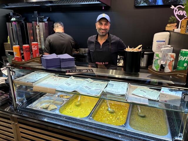 Farhad Rana bringt seine Heimat in den Südpark: Neben Kebab und Co. bilden die Currys eine gesunde Fastfoodalternative. | Foto: MeinBezirk.at