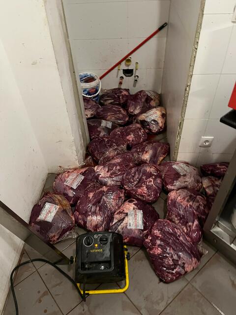 Hunderte Kilo Fleisch müssen jetzt von den Behörden vernichtet werden. | Foto: Gruppe Sofortmaßnahmen