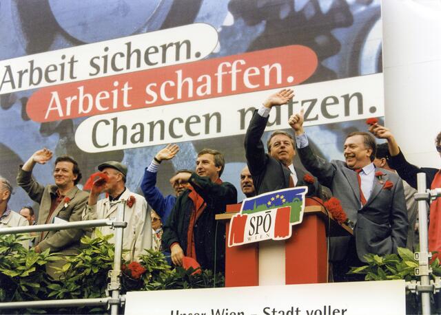 Michael Häupl (ganz rechts) bei der traditionellen Mai-Kundgebung im Jahr 1996. | Foto: Votava / brandstaetter images / picturedesk.com 