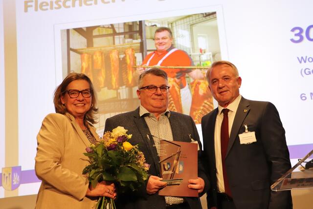 Die Fleischerei Pecigus besteht seit 1907 und wird seit 30 Jahren in vierter Generation von Wolfgang Pecigus geführt. Zum Jubiläum sprach Bgm. Manfred Komericky Dank und Anerkennung an Wolfgang Peciguas und seine Partnerin Jana aus. | Foto: Edith Ertl