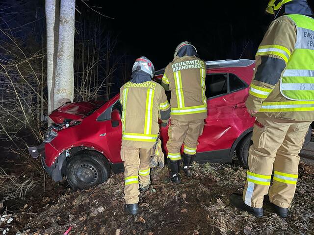 In Brandenberg kam in der Nacht auf Donnerstag ein 18-jähriger Probeführerscheinbesitzer mit seinem PKW von der Fahrbahn ab und prallte gegen einen Baum. Dabei erlitt er leichte Verletzungen. Ein durchgeführter Alkotest verlief positiv, woraufhin ihm der Führerschein abgenommen wurde. | Foto: ZOOM.TIROL