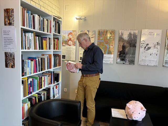 Schmökern in Büchern aus dem Fundus von Gerhard Roth, die man im Greith-Haus auch käuflich erwerben kann. | Foto: Susanne Veronik