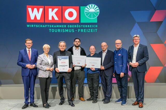 Markus Achleitner, Doris Hummer, Klaus Peter Wagner, Demir Hoxha, Andreas Wolfsteiner, Gerold Royda, Robert Seeber und Stefan Praher bei der Übergabe der Auszeichnungen. | Foto: Cityfoto/Simlinger