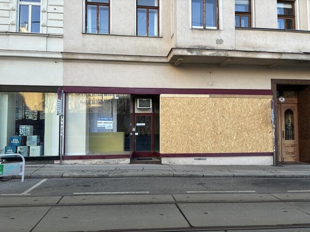 Einzelne Immobilienmarkler suchen nach Mietern und Käufern, welche die verbarrikadierten Schaufenster wieder beleben.  | Foto: Luca Arztmann/MeinBezirk