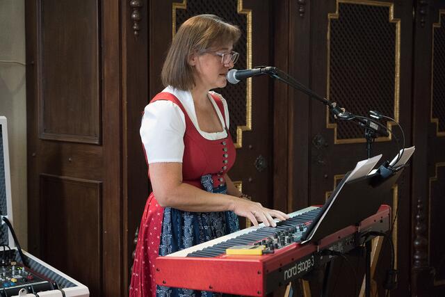 Christine Ebner berührt die Messbesucher mit ihrer Musik - rhythmische Lieder, die in der Seele nachklingen, wenn auch der Gottesdienst schon längst vorbei ist. | Foto: Ebner