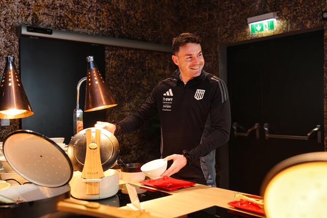 Florian Flecker genießt das Buffet im Restaurant Dunkelschwarz. | Foto: LASK