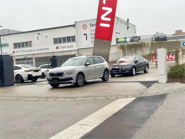 Gleich im Duo wird hier vor dem Interspar in Hollabrunn am Gehsteig geparkt. | Foto: Alexandra Goll