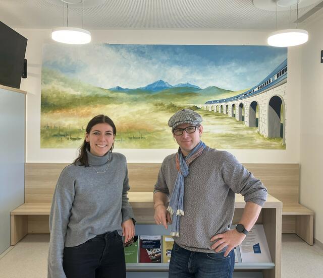 Ines Schöls, Leitung PVE Mürzzuschlag und der Künstler Gerhard Kubassa vor dem Bild im Wartebereich.  | Foto:  PVE Mürzzuschlag