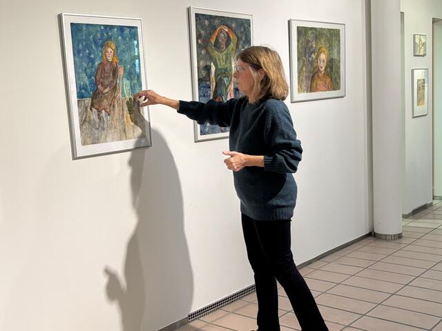 Christiane Muster führt durch die Ausstellung  „Suche nach verlorener Zeit“ | Foto: Susanne Veronik