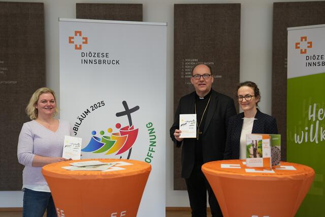 V.l.: Natalie Margreiter, Koordinatorin Heiliges Jahr in der Diözese Innsbruck, Diözesanbischof Hermann Glettler und Michaela Quast-Neulinger, Theologische Fakultät, stellten das Programm für das Heilige Jahr 2025 der Diözese Innsbruck vor. | Foto: MeinBezirk Tirol