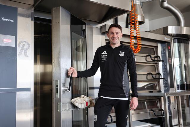 In der Dunkelschwarz Backstube werden die Semmerl und Weckerl für den Spieltag produziert. | Foto: LASK