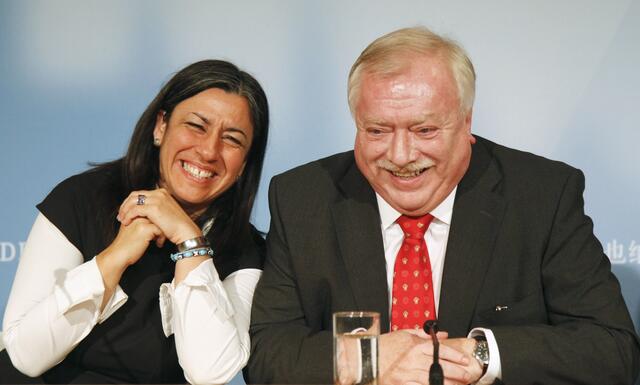 Die damalige Grüne Vizebürgermeisterin Maria Vasillakou mit dem damaligen SPÖ Bürgermeister Michael Häupl 2010. | Foto: LEONHARD FOEGER / REUTERS / picturedesk.com