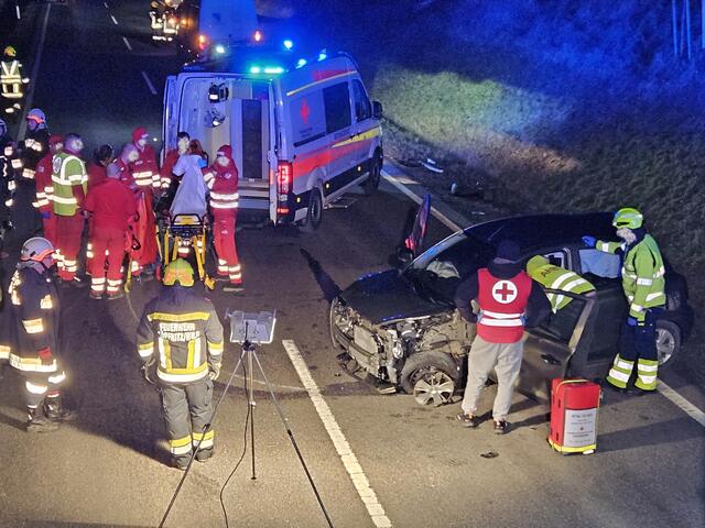 Ein Großaufgebot an Rettungs- und Einsatzkräften eilte zum Unfallort. | Foto: FF Göpfritz/Wild