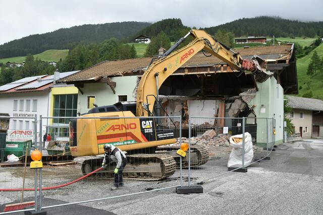 Nach der inzwischen abgeschlossenen Erweiterung der VS Navis kommt jetzt der Kirchplatz an die Reihe. | Foto: Kainz
