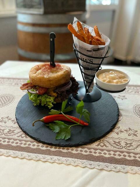 Der legendäre Langos-Burger. | Foto: Donaufelderhof