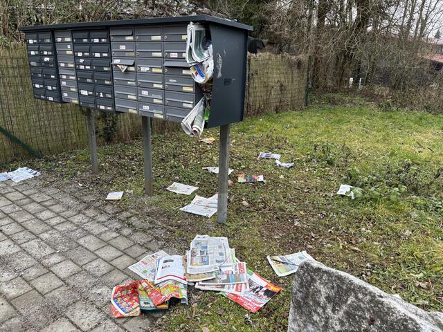 Zeitungen und Prospekte quillen bereits hervor. | Foto: Victoria Edlinger