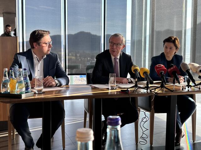 Für den Landeshauptmann sind die niedrigste Arbeitslosigkeit und das höchste Brutto-Inlandsprodukt ein Beweis der wirtschaftlichen Stärke von Salzburg. "Hier haben wir Wien überholt. Als einziges Bundesland haben wir ein Wirtschaftswachstum“, betont Landeshauptmann Wilfried Haslauer. Im Bild (v.l.): Franz Wieser (Leiter des Salzburger Landesmedienzentrums), Landeshauptmann Wilfried Haslauer, Landeshauptmann-Stellvertreterin Marlene Svazek.  | Foto: Martin Schöndorfer, 2025