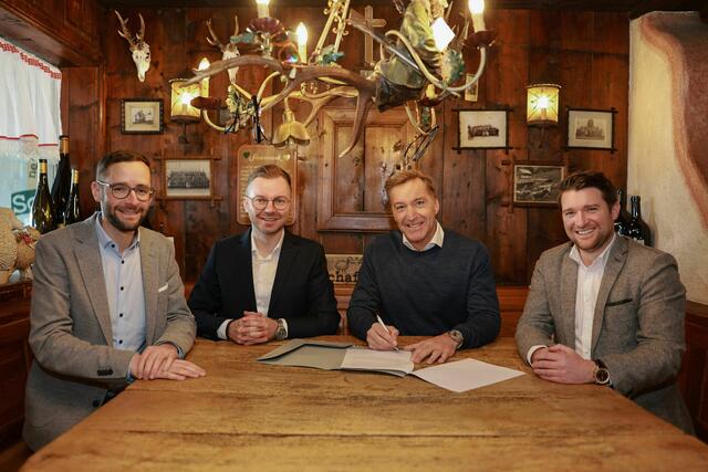 Die Kooperation mit Skilegende Hans Knauß (2.v.re.) ist besiegelt. | Foto: Daheim Immo