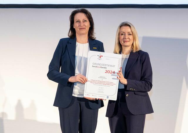 Palfinger erhält die Zertifizierung „berufundfamilie“: Claudia Eigenherr-Tschugmell, Head of Global Health Management & Projektverantwortliche, nahm die Auszeichnung in Wien von Bernadett Humer, MSc, Sektionschefin für Familie und Jugend im Bundeskanzleramt, entgegen (v.l.n.r.). | Foto: Palfinger