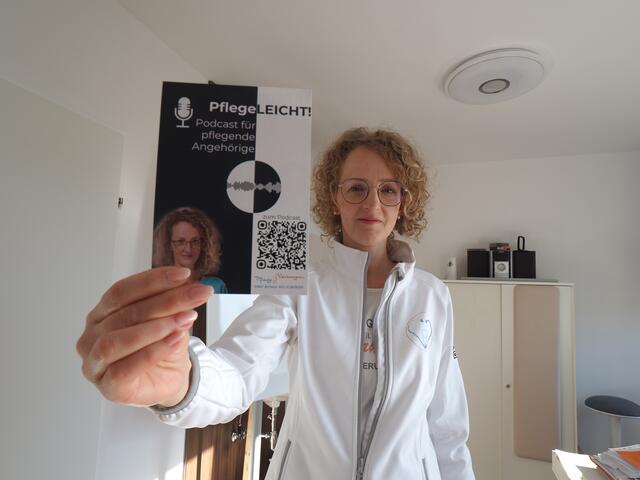 Barbara Willesberger gibt ihre Pflegeerfahrung in einem Podcast weiter. Neun Folgen wurden bereits gesendet. | Foto: Santrucek