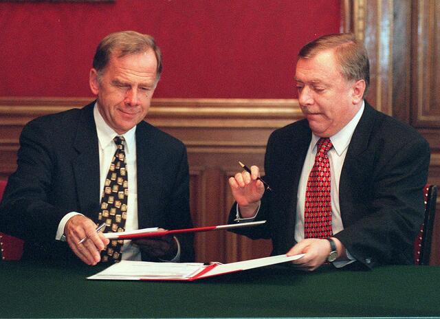 ÖVP Wien-Chef Bernhard Görg unterzeichnet mit Häupl den Koalitionsvertrag 1996. | Foto: JÄGER R. / APA / picturedesk.com