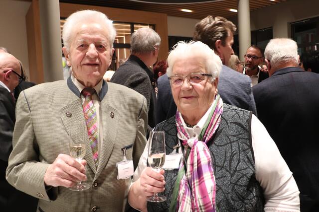 Josef und Stefanie Berghofer sind seit 67 Jahren verheiratet. Sie legten den Grundstein für die Berghofer Farmery. Sohn Josef ist seit 2005 Geschäftsführer und Kürbisbauer in 10er Generation.  | Foto: Edith Ertl