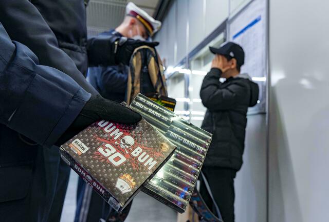 Seit zwölf Jahren ist die Bereitschaftseinheit in Wien für verschiedene Aufgaben unterwegs. Besonders häufig wurde im letzten Jahr illegale Pyrotechnik sichergestellt. (Symbolfoto) | Foto: LPD Wien