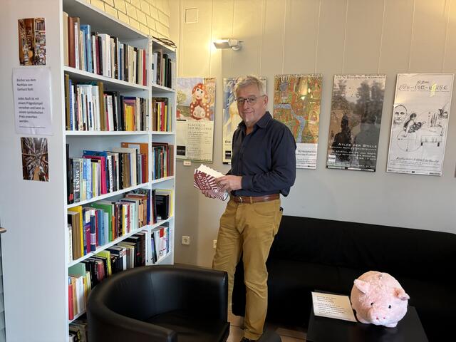 Schmökern in Büchern aus dem Fundus von Gerhard Roth, die man im Greith-Haus auch käuflich erwerben kann. | Foto: Susanne Veronik