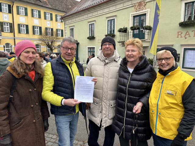 Bei der Petitionsübergabe: Huberta Winkler, Bürgermeister Martin Falk, Werner Weihs-Raabl, Sissi Nautz und Elke Hofbauer. | Foto: Manuela Danzinger
