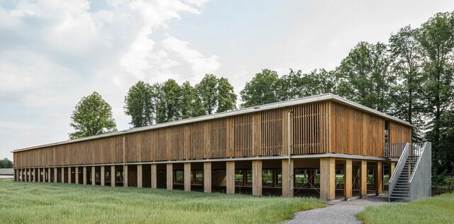 Im Bayrischen Bad Aibling wurde ein Parkhaus aus Holz gebaut: Sollte dank Mobilitätswandel keiner mehr hier parken, kann es zu Wohnraum umgebaut werden. | Foto: Sebastian Schels