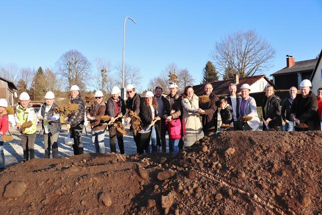 Bgm. Stefan Helmreich, Vzbgm. Michael Wippel, CREO-GF Manfred Kainz und Sabine Rubner mit Investoren und Professionisten beim Spatenstich | Foto: Edith Ertl