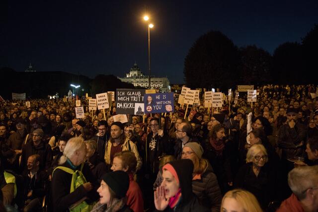 Zahlreiche Proteste gegen eine FPÖ-geführte Bundesregierung fanden bereits in Wien statt. Am Freitag rufen die Studentenvertreter zur Versammlung am Karlsplatz auf. (Symbolfoto) | Foto: ALEX HALADA / picturedesk.com