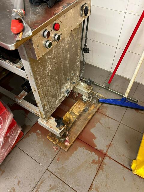 Bei der Kontrolle wurde den Behörden das Ausmaß erstmals klar. Diese sprechen von "gravierenden Verstößen gegen Hygienevorschriften sowie Lebensmittelsicherheit". | Foto: Gruppe Sofortmaßnahmen