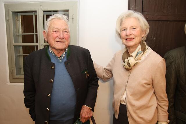 Höchst interessiert: Paul Oberascher mit Astrid von Aufschnaiter.