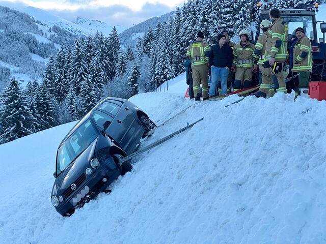 Eine 17-jähriger Autofahrerin verursachte am Mittwoch in der Früh einen Verkehrsunfall auf der schneebedeckten Straße. Sie konnte nicht mehr bremsen und fuhr auf ein bereits stehendes Auto auf. | Foto: Zoom.Tirol