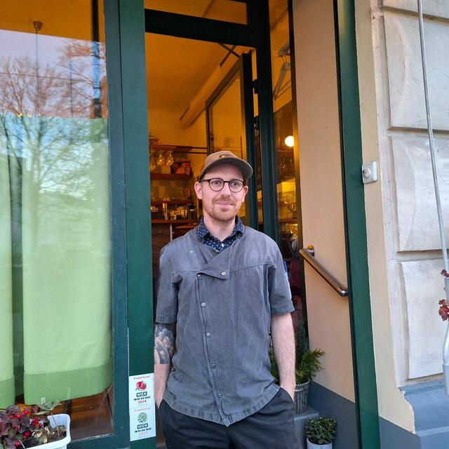 David Freund vor seinem Restaurant "Freundling" in der Arndtstraße 79. | Foto: Michael Ellenbogen