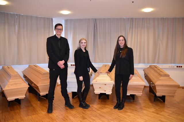 Sarah Güttersberger (Mitte), Andre Spörr und Teresa Gutjahr eröffneten ein neues Bestattungsunternehmen. | Foto: Kainz