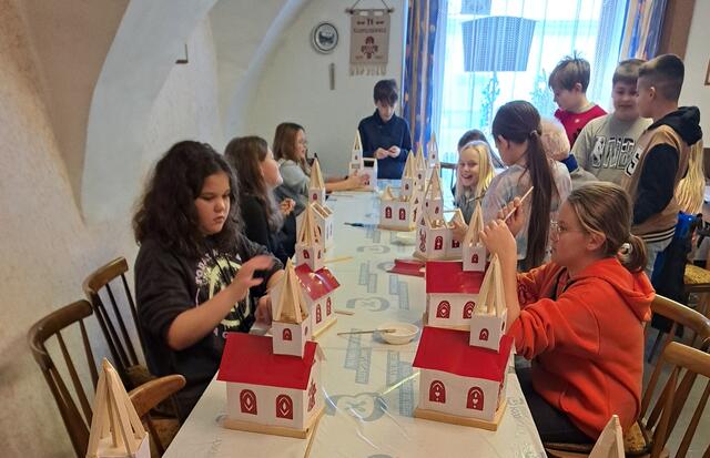 Unter fachkundiger Anleitung und mit viel Geschick sind heuer wieder kleine Kunstwerke für das "Kirchleintragen" am 1. Februar in Bad Eisenkappel entstanden. | Foto: Bildungszentrum Bad Eisenkappel