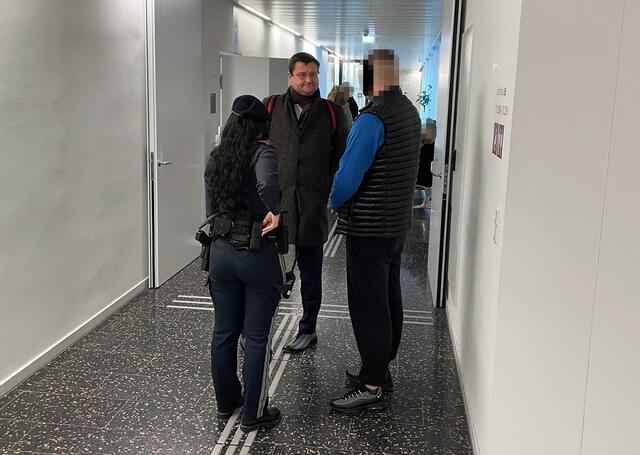 Der Serien-Einbrecher im Gespräch mit seinem Verteidiger Nikolaus Mitrovits im Landesgericht Eisenstadt. | Foto: Gernot Heigl