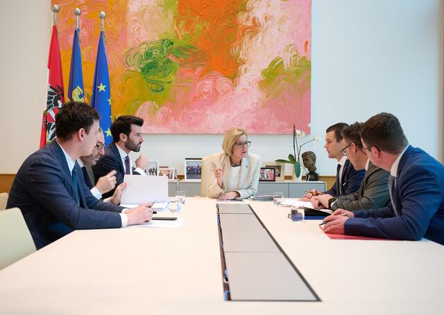 Landeshauptfrau Johanna Mikl-Leitner und LH-Stellvertreter Udo Landbauer mit den Experten, die bei der Erstellung des Aktionsplans unterstütz haben: NÖ Bildungsdirektor Karl Fritthum und der Leiter der Abteilung Schulen und Kindergärten im Amt der NÖ Landesregierung Helmuth Sturm (re. vorne) sowie Murat Düzel von der Abteilung Staatsbürgerschaft und Wahlen (2. v. li.). | Foto: NLK Pfeiffer