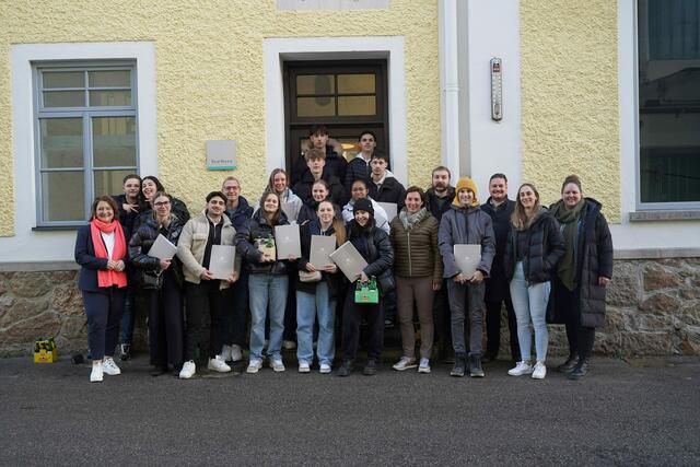 Schülerinnen und Schüler der Landesberufsschule Obertrum konnten in der Trumer Privatbrauerei erstmals ihr Bierwissen im Rahmen der „Projekttage Bier“ vertiefen und erhielten das Zertifikat „Trumer Bier-Insider“. | Foto: LBS Obertrum