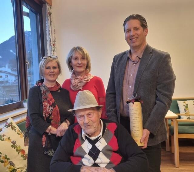 Der immer noch sehr fidele Jubilar mit dem Trinser Bgm. Mario Nocker und seinen Töchtern Elisabeth (l.) und Lydia | Foto: privat
