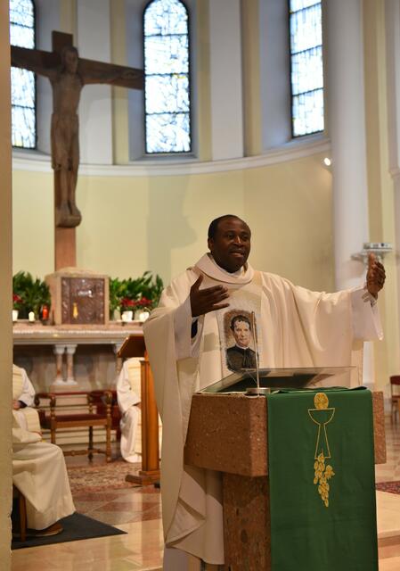 In der Salesianerpfarre Amstetten Herz Jesu stand der in Unterwaltersdorf wirkende und aus Kamerun stammende Pater Simplice Tchoungang SDB dem Gottesdienst vor. | Foto: Wolfgang Zarl
