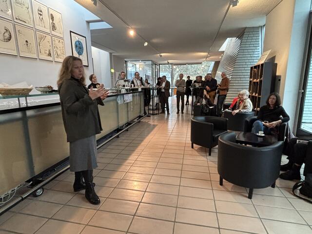 Isabella Holzmann, künstlerische und kaufmännische Leiterin führte durch das Greith-Haus. | Foto: Susanne Veronik