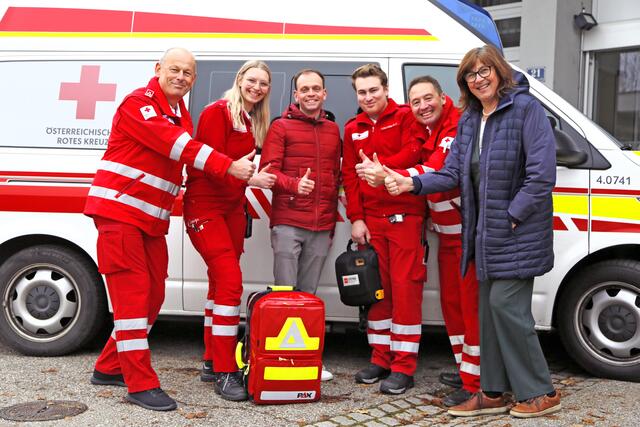 Daumen hoch auf ein Happy End! Egon Leitner (NEF, Notarzt Dr. Roland Stöger nicht im Bild), Marlene Kröpfl, Tobias Fleischanderl, Eckhart Herbe (alle drei RK St. Georgen) und Margarita Schöfl (Diplomkrankenschwester) bildeten die Rettungskette für Stefan Hirschhofer. | Foto: Stephan Herbe
