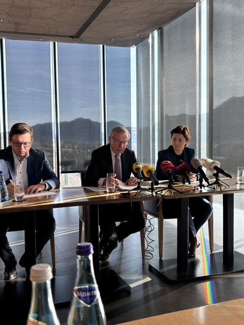 "Diese Regierung zeichnet aus, dass sie auch die unangenehmen Themen angreift und dabei die Zukunft Salzburgs im Fokus hat. Wir werden die Neuverschuldung heuer noch unter 400 Millionen Euro senken und gleichzeitig mehr als 680 Millionen investieren”, sagt Landeshauptmann Wilfried Haslauer. Im Bild (v.l.): Franz Wieser (Leiter des Salzburger Landesmedienzentrums), Landeshauptmann Wilfried Haslauer, Landeshauptmann-Stellvertreterin Marlene Svazek. | Foto: Martin Schöndorfer, 2025