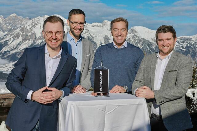 Die Geschäftsführer der Daheim immobiliengruppe Ewald-Marco Münzer (li.), Matthäus Hofer (2.v.l.) und Markus Maierhofer (re.), mit der österreichischen Lki-Legende Hans Knauß (2.v.r.). | Foto: Daheim Immo
