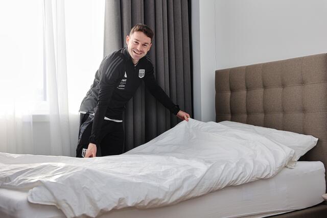 Flügelflitzer Flecker nützt das Tageszimmer gerne für ein kraftspendendes Nickerchen zwischen den Trainingseinheiten.  | Foto: LASK